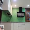 Kính ốp bếp màu xanh cốm