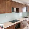 Kính ốp bếp màu trắng sữa