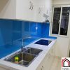 Mẫu kính ốp bếp màu xanh dương đẹp