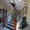 Cầu thang kính tay vịn gỗ đẹp