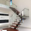 Cầu thang kính tay vịn inox đẹp