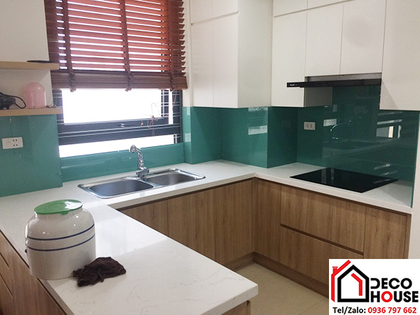 Thi công lắp kính ốp bếp đẹp nhà ở hiện đại