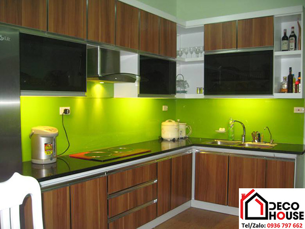 Với sự kết hợp của đèn led tạo nên mẫu kính bếp đẹp.