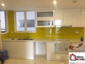 Mẫu kính bếp đẹp màu vàng chanh