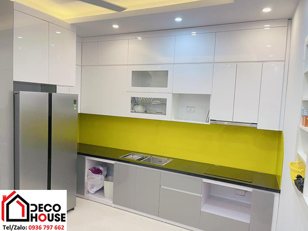 Mẫu kính bếp đẹp màu vàng chanh