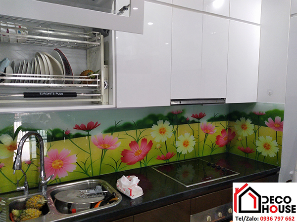 Mẫu kính ốp bếp đẹp hoa
