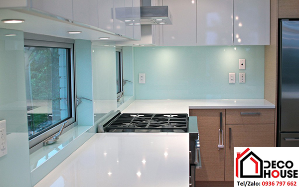 Mẫu kính ốp tường bếp đẹp màu trắng sữa