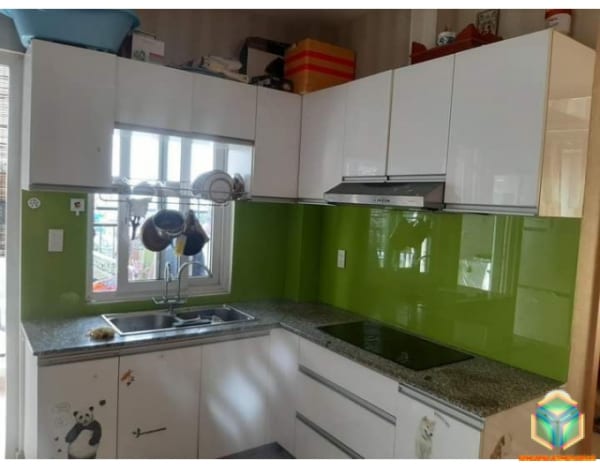 Kính bếp màu xanh non hợp mệnh Mộc