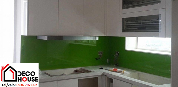 Kính ốp bếp màu xanh lá hợp người mệnh Hỏa