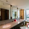 Gương dán tường nhà vệ sinh