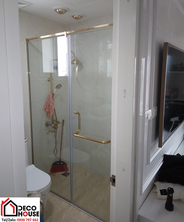 Vách kính cường lực phòng tắm màu vàng
