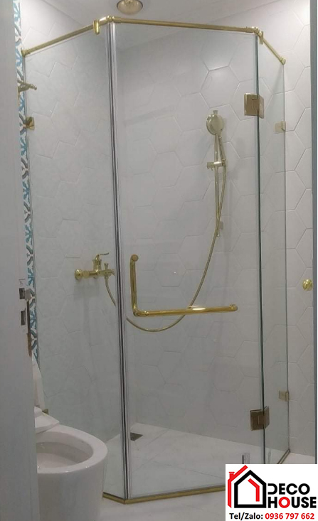 Vách kính phòng tắm vát góc phụ kiện màu vàng