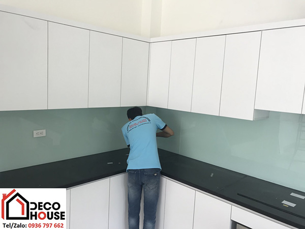 kính bếp màu trắng xanh