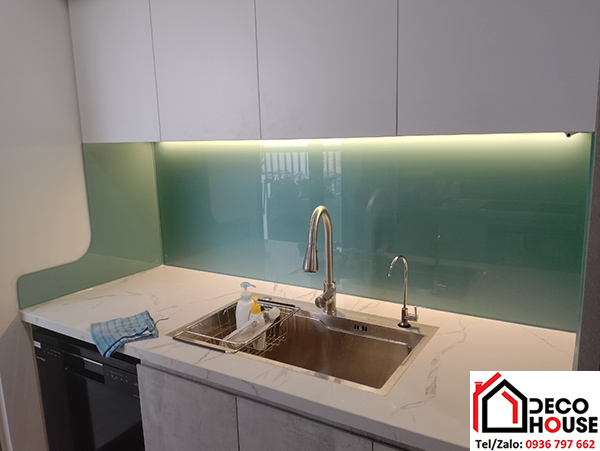 kính ốp bếp màu nhũ xanh ngọc