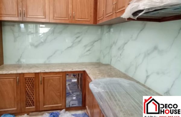 kính ốp tường bếp vân đá
