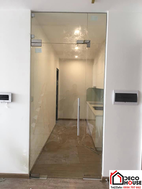 Cửa thủy lực 1 cánh ngăn không gian bếp và phòng khách