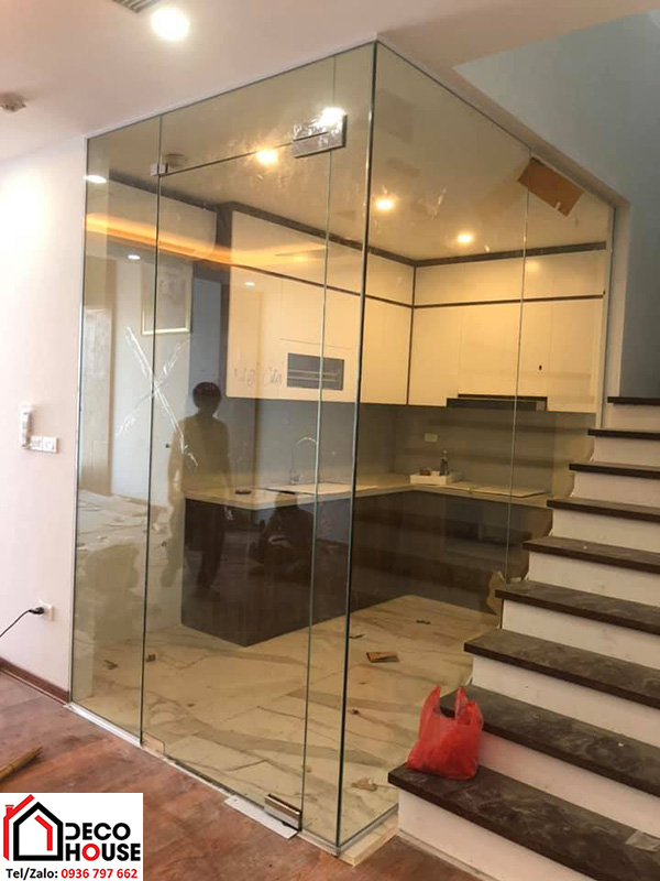 Vách kính có cửa thủy lực 1 cánh ngăn phòng bếp