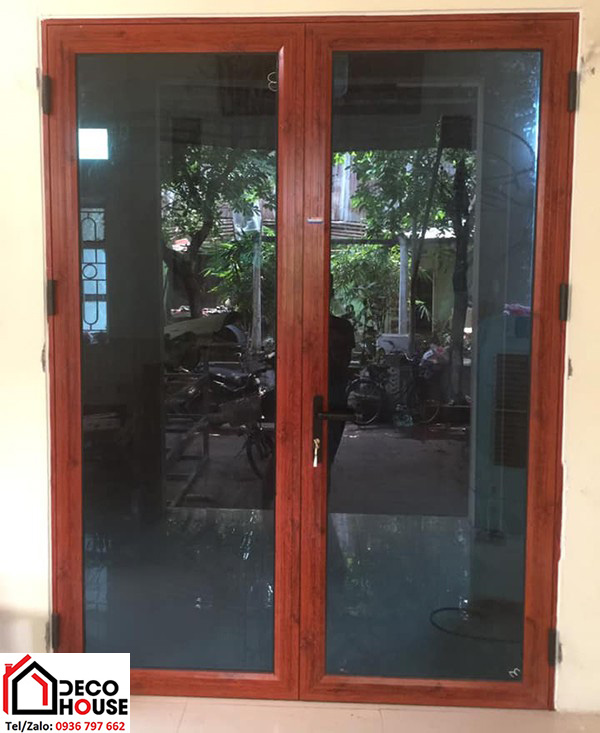 Mẫu cửa nhôm Xingfa vân gỗ 2 cánh đẹp