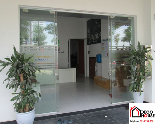 Cửa kính cường lực lùa 2 cánh ray nhôm