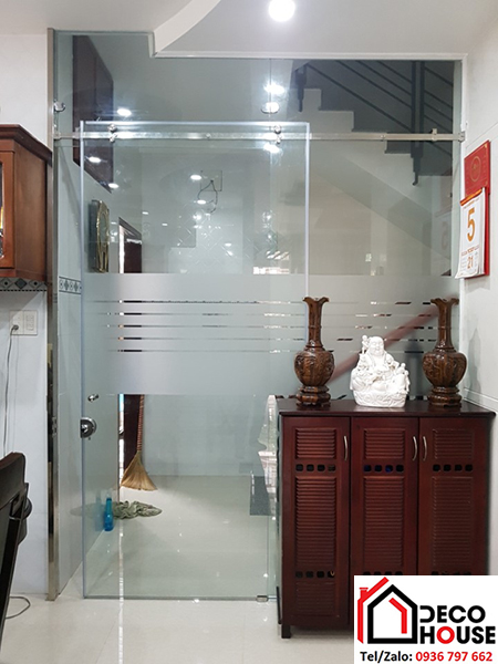 Cửa kính cường lực lùa dán decal mờ