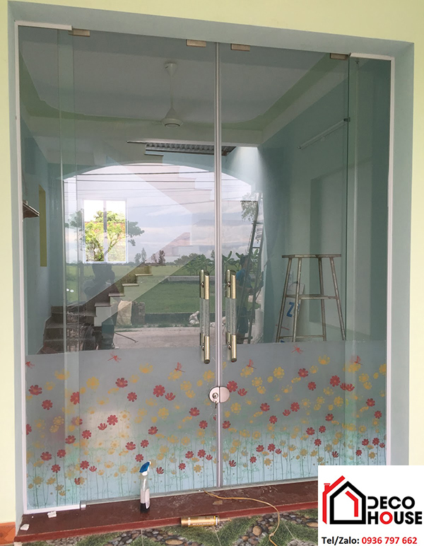 Cửa kính cường lực lùa ray nhôm dán hoa văn trang trí