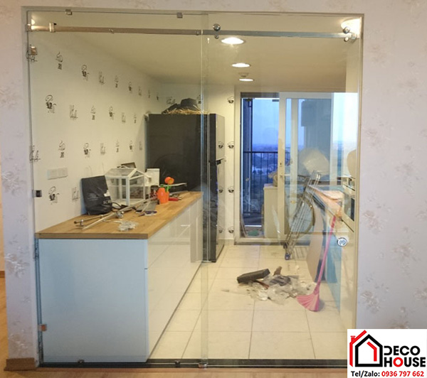Cửa kính cường lực lùa ray treo ngăn phòng bếp