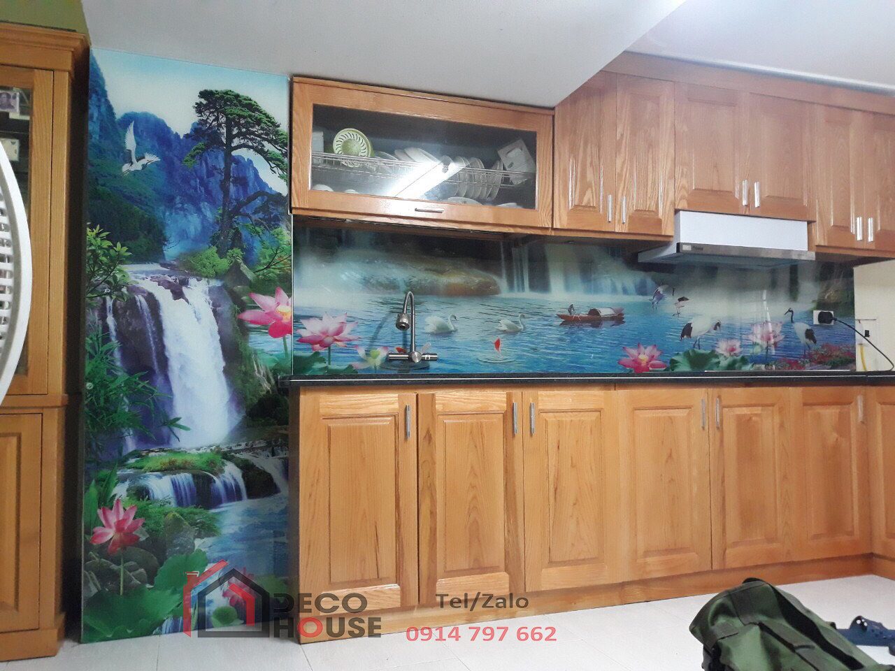 Kính bếp 3D hồ sen thác nước