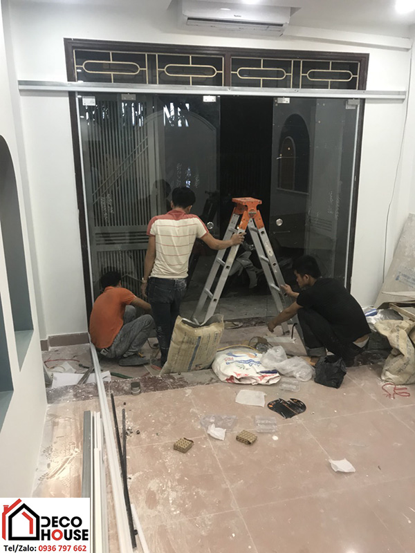 Thi công cửa kính lùa ray nhôm Decohouse