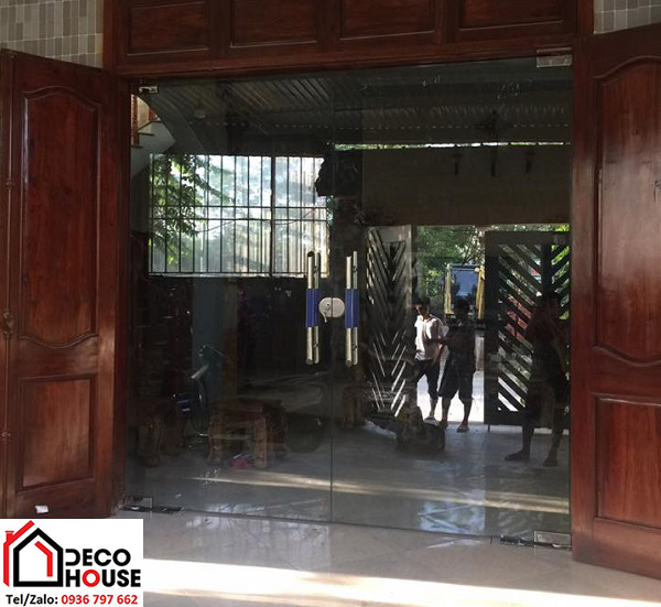 Cửa kính thủy lực 2 cánh khung gỗ