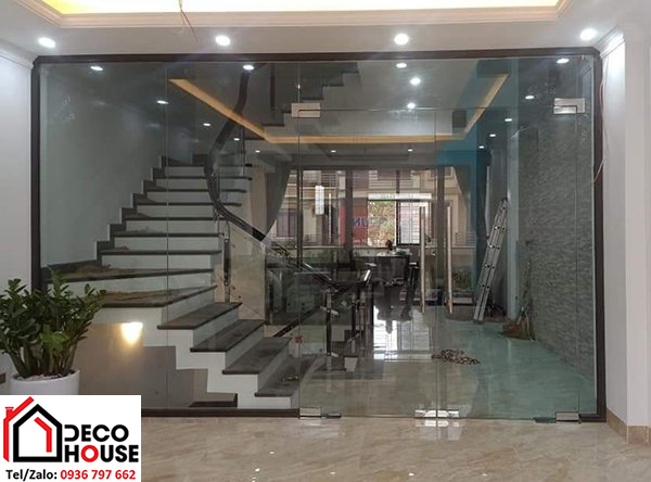Làm cửa kính ngăn phòng khách