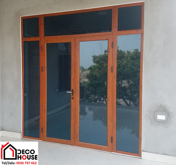 Cửa đi 4 cánh mở quay nhôm Việt Pháp màu vân gỗ