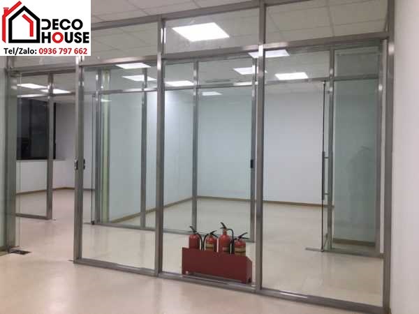 Tường kính cường lực khung inox ngăn phòng