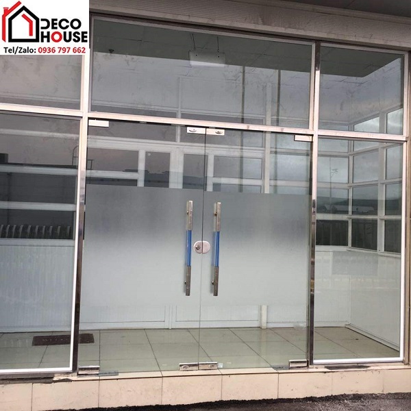 Vách và cửa kính cường lực khung inox an toàn