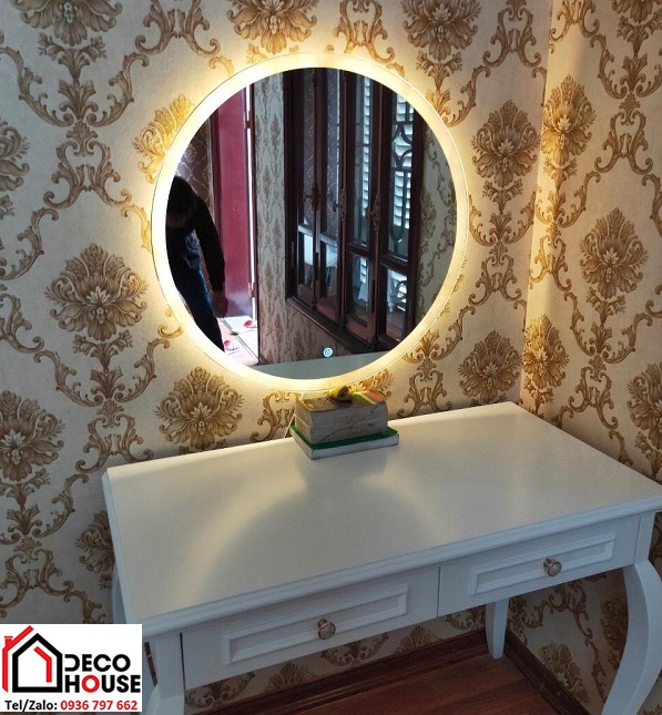 Gương cảm ứng treo tường bàn trang điểm sang trọng